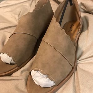 Scalloped Qupid Taupe Flats New In Box
